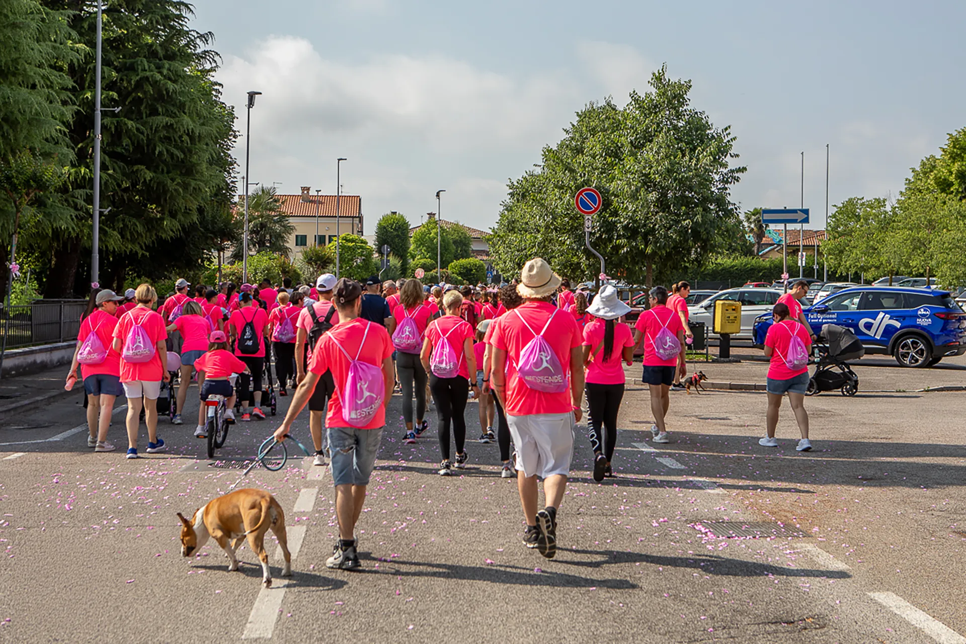 Partecipanti alla Prata in Rosa camminano sorridenti lungo le strade di Prata di Pordenone
